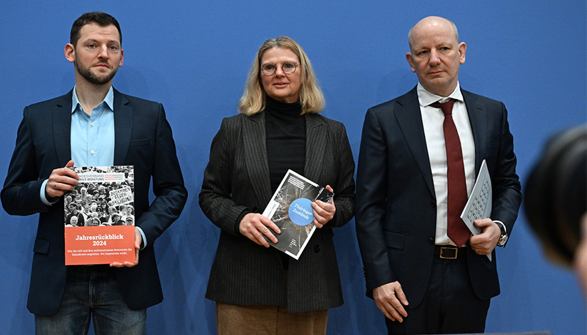 In der Bundespressekonferenz (von links): Dominik Schumacher vom Bundesverband Mobile Beratung, Oliver Decker, Professor für Sozialpsychologe und Leiter des Else-Frenkel-Brunswik-Instituts für Demokratieforschung, und Sylvia Spehr vom Bündnis „Nordhausen zusammen“ in Thüringen. 