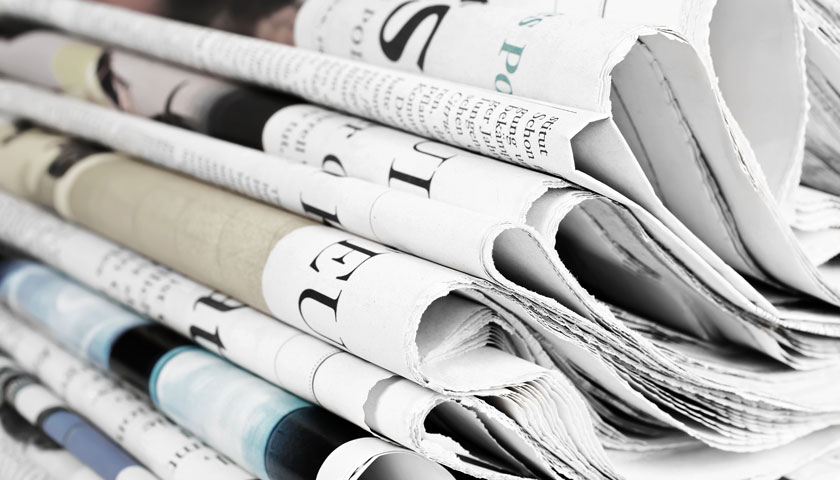 Ein Zeitungsstapel von Ausgaben der Süddeutschen Zeitung
